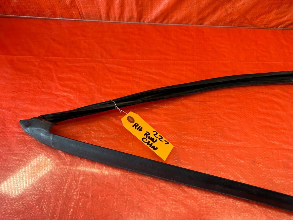 93 97 HONDA DEL SOL   PASSENGER RIGHT FRONT WINDOW GLASS RUN CHANNEL   OEM #2274