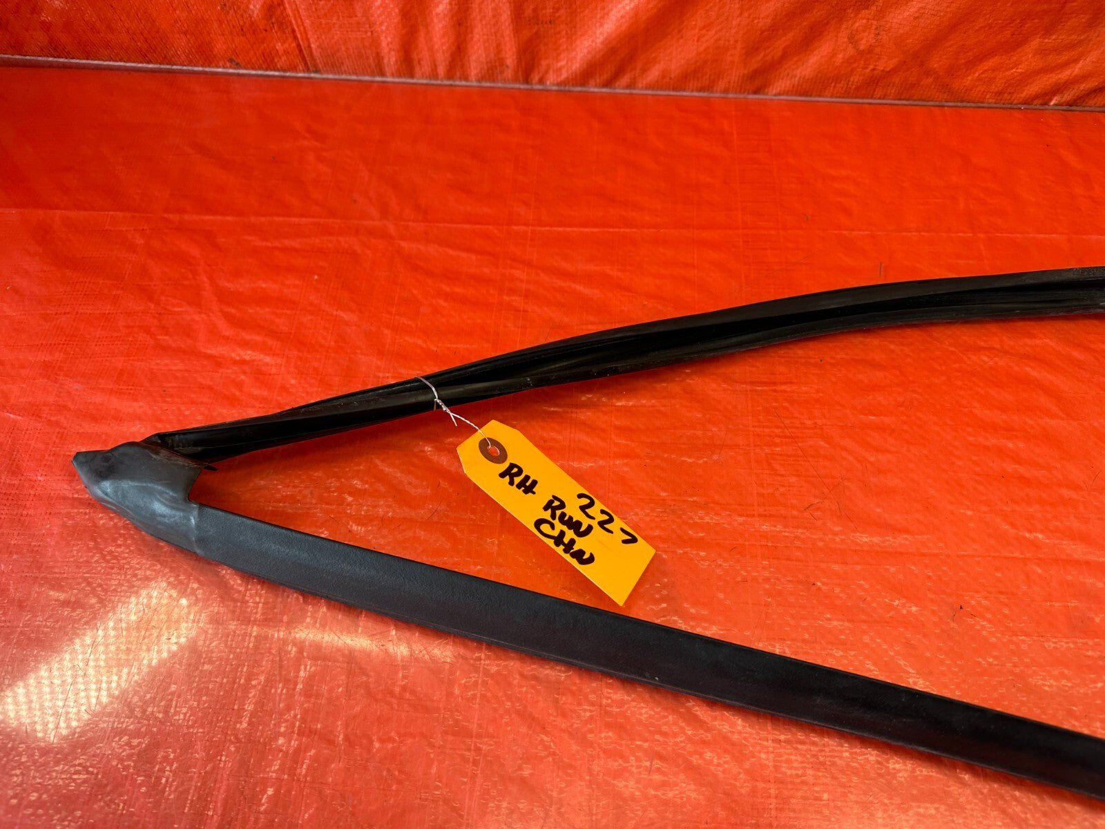 93 97 HONDA DEL SOL   PASSENGER RIGHT FRONT WINDOW GLASS RUN CHANNEL   OEM #2274