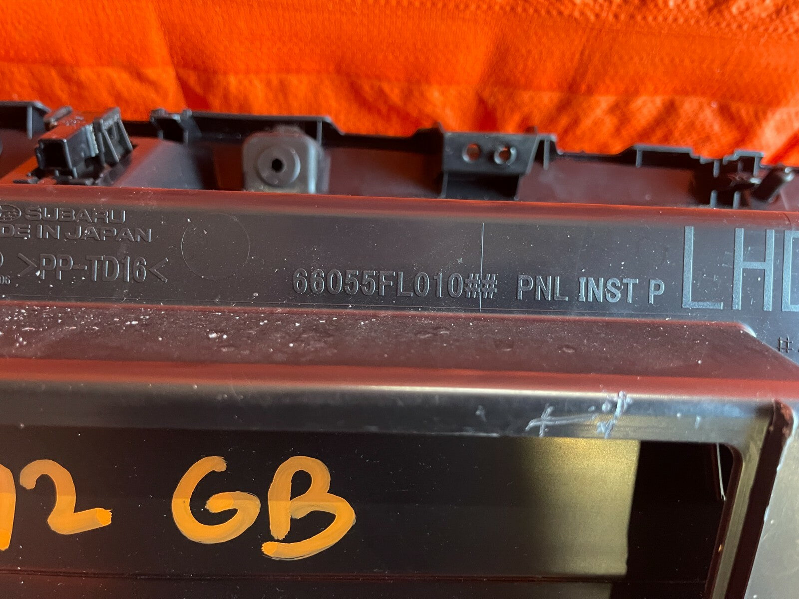 18 21 SUBARU CROSSTREK   GLOVE BOX   BLACK IN COLOR   HAS SOME SCUFFS   OEM #728