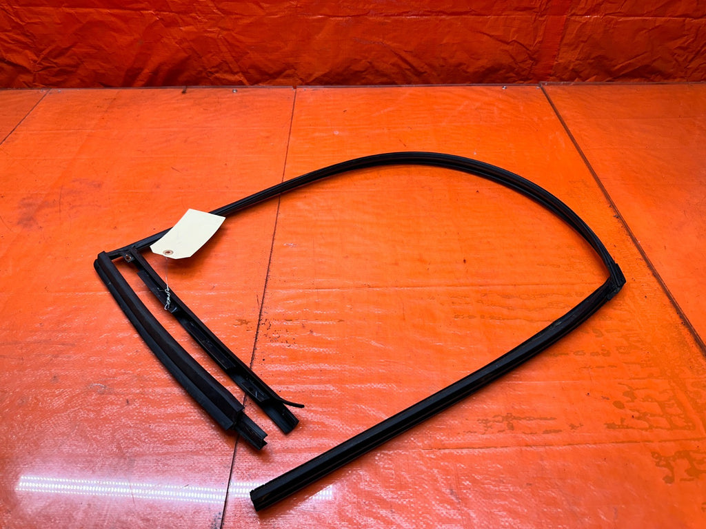 94 01 ACURA INTEGRA 2D LEFT DRIVER DOOR WINDOW RUN CHANNEL SEAL OEM #33112