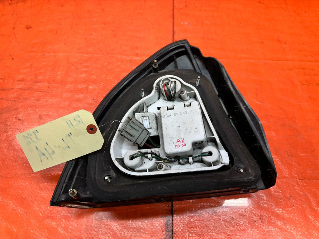 92 96 HONDA PRELUDE RIGHT PASSENGER TAIL LIGHT LAMP OEM #33210