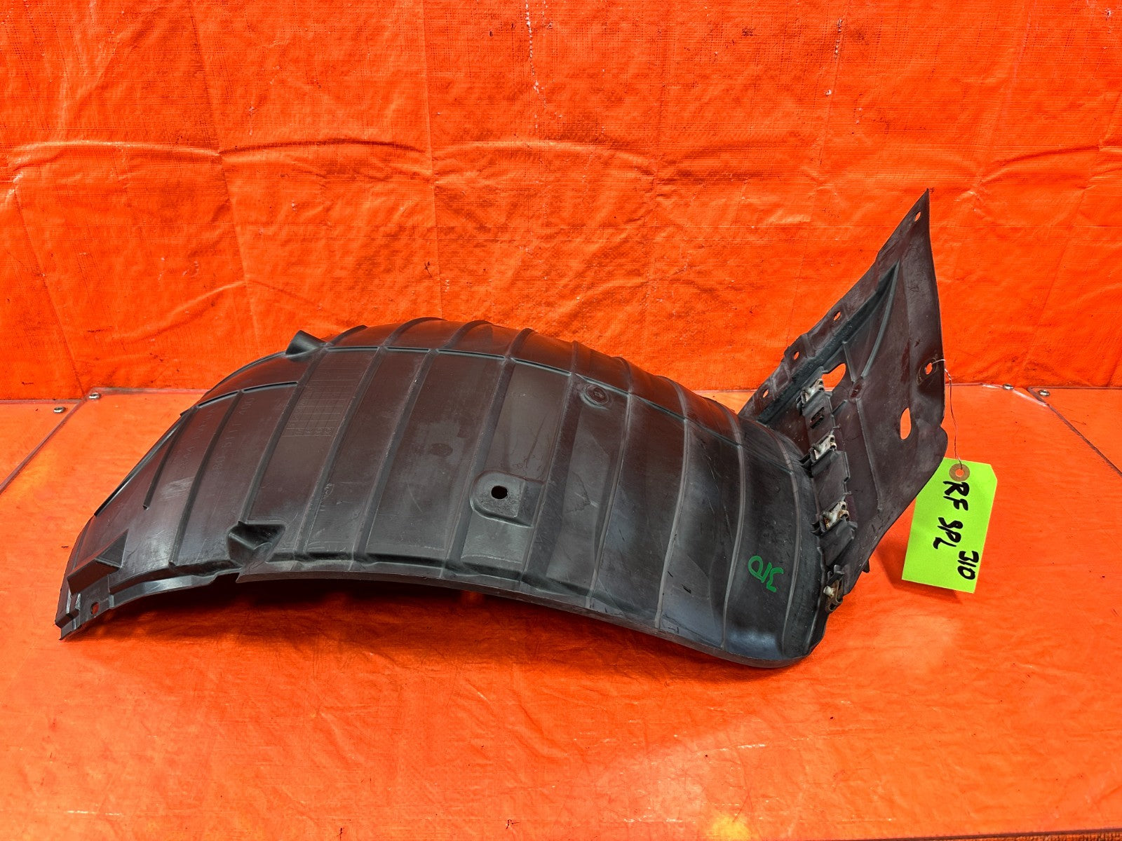09 15 INFINITI G37 CONVERTIBLE FRONT PORTION   RIGHT FRONT FENDER SPLASH SHIELD0