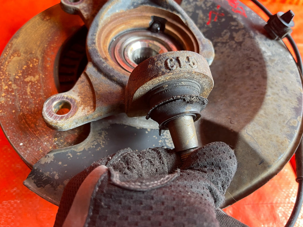 02 04 HONDA CR V CRV   4WD MODEL ONLY   DRIVER LEFT FRONT SPINDLE KNUCKLE HUB OE10