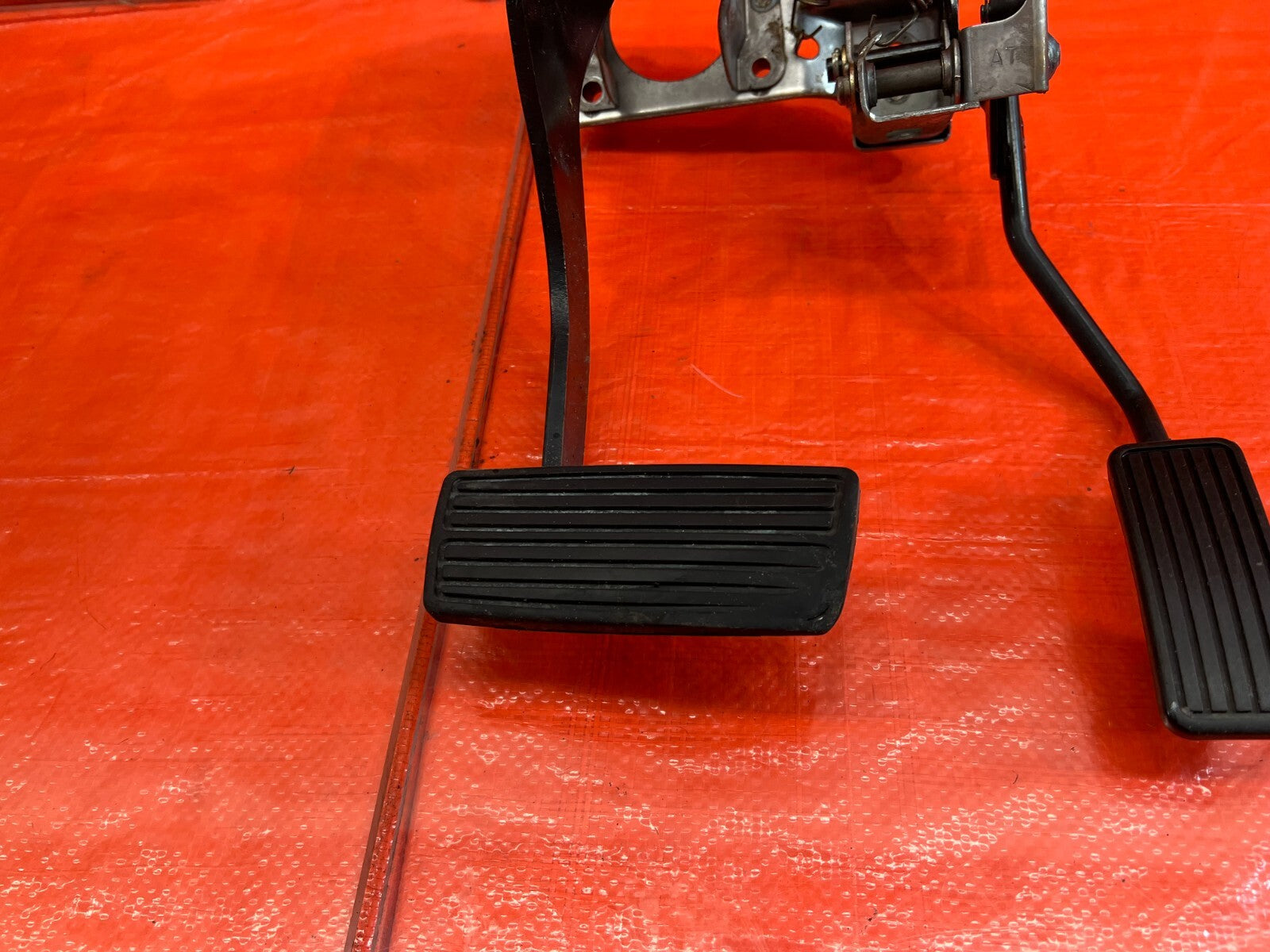 94 01 ACURA INTEGRA   AUTOMATIC TRANSMISSION MODEL   GAS AND BRAKE PEDAL OEM 1784