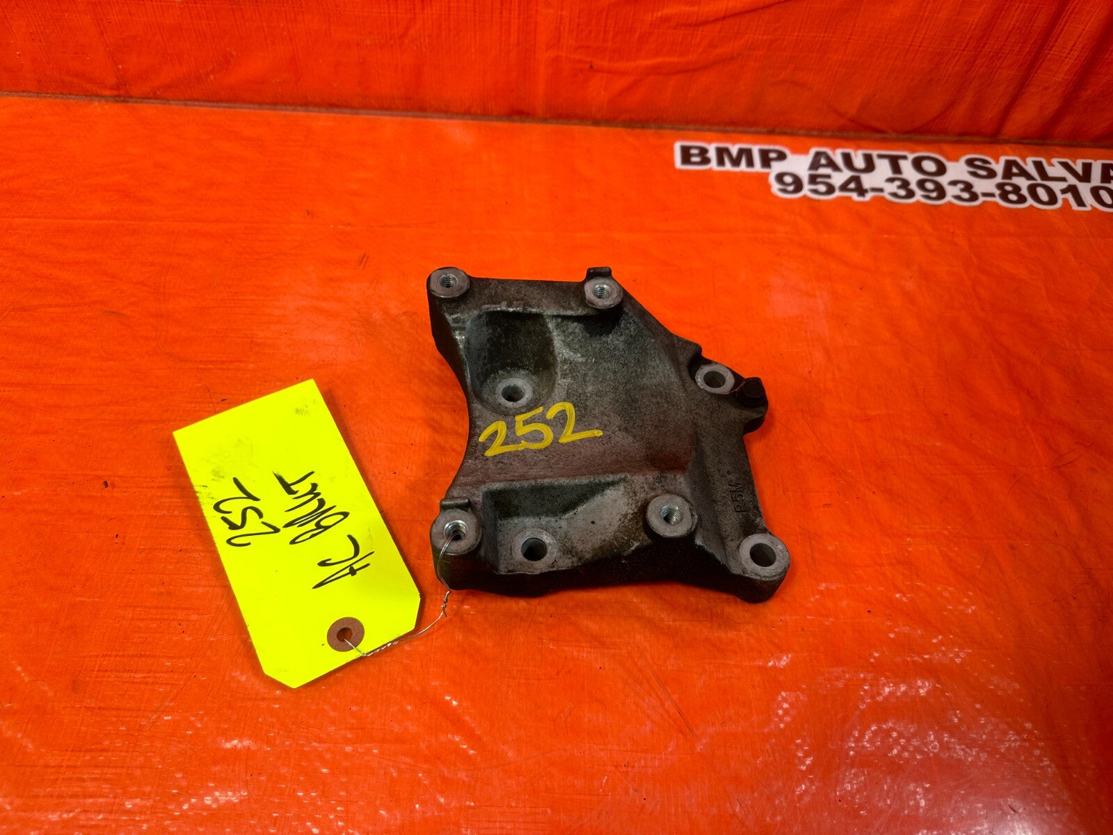 97 01 HONDA PRELUDE   HVAC AIR CONDITIONING AC COMPRESSOR PUMP BRACKET   OEM 2520
