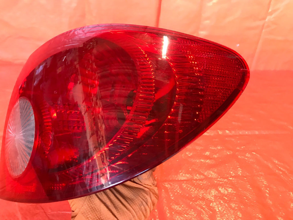 OEM 2006 2007 2007 TOYOTA COROLLA PASSENGER RIGHT OUTER TAIL LIGHT LAMP 07 084