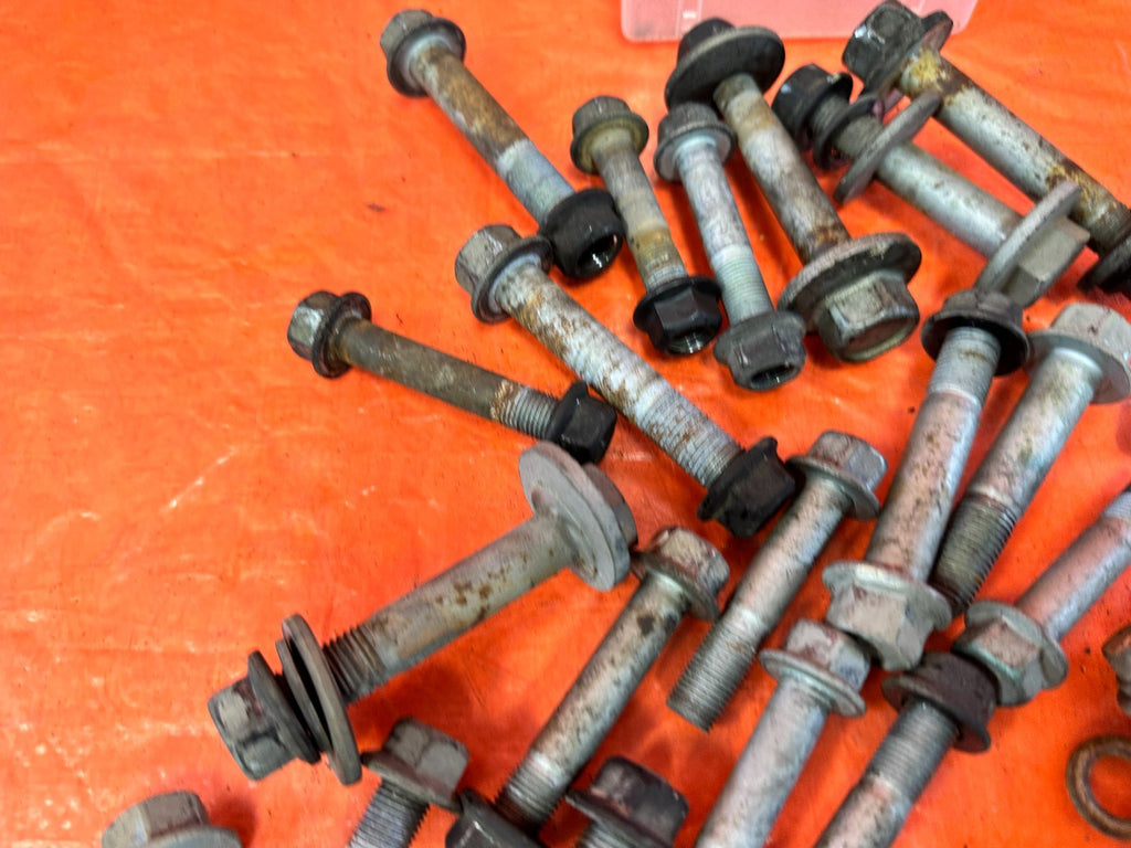 13 16 HYUNDAI GENESIS COUPE   REAR SPINDLE KNUCKLE HUB BOLTS HARDWARE   OEM 32610