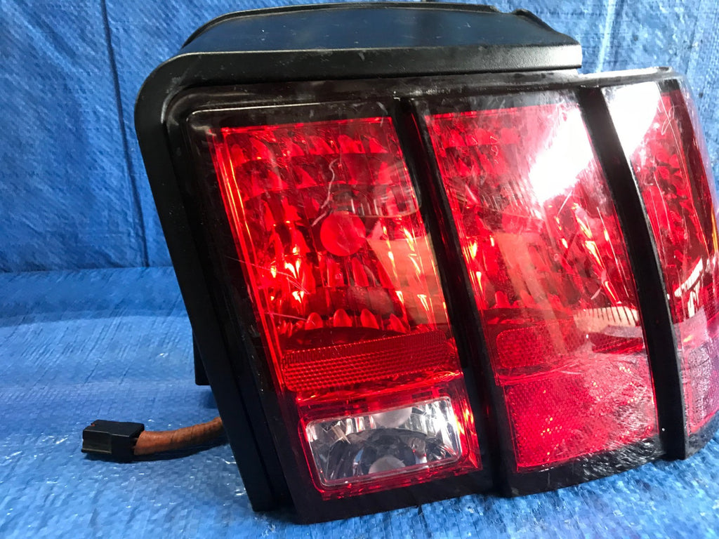 OEM 1999 2000 2001 2002 2003   FORD MUSTANG   PASSENGER RIGHT TAIL LIGHT R RH1