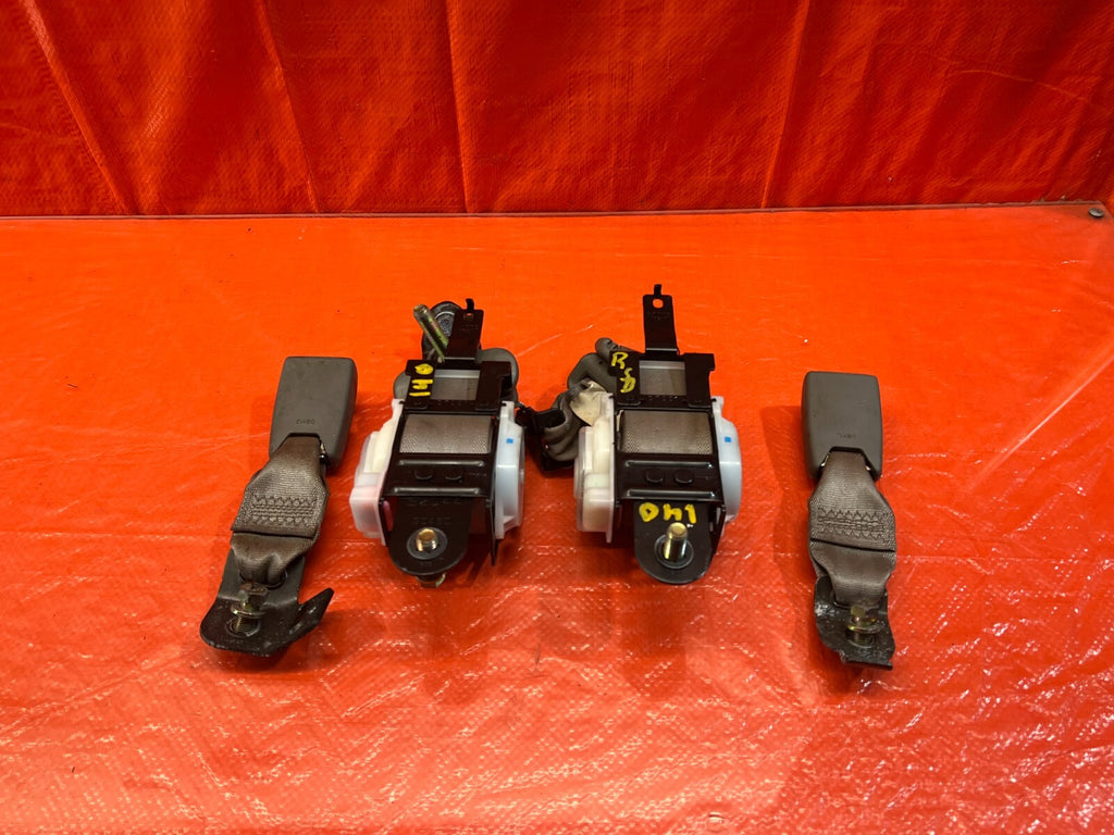 02 06 ACURA RSX TYPE S & BASE   REAR SEAT BELT SET LEFT RIGHT   TAN   OEM #14010