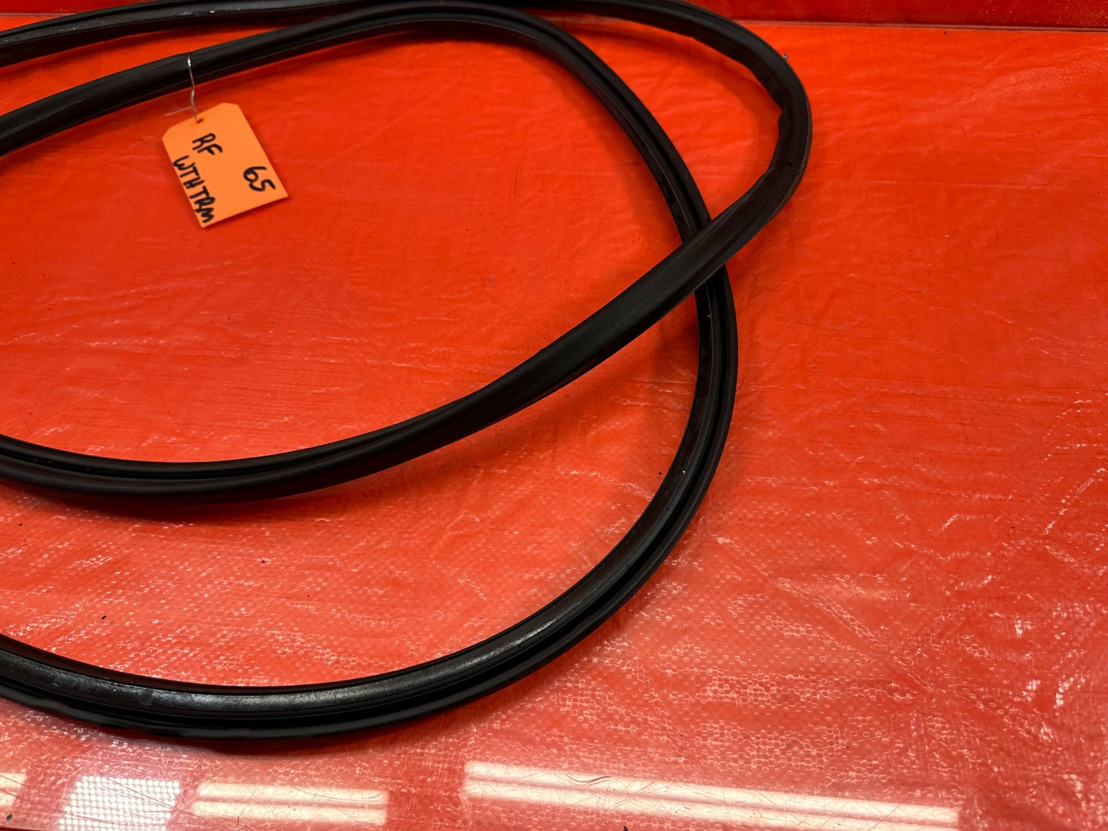 10 16 PORSCHE PANAMERA PASSENGER RIGHT FRONT DOOR WEATHER STRIP RUBBER OEM #656