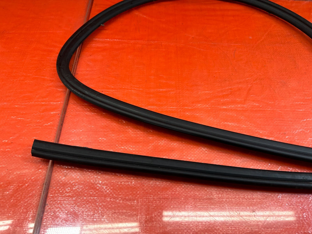 00 09 HONDA S2000   OUTER EXTERIOR WINDSHIELD RUBBER WEATHER STRIP TRIM OEM #2241