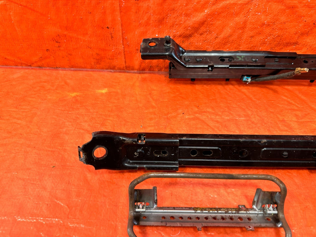 09 15 INFINITI G37 CONVERTIBLE   DRIVER LEFT SEAT RAIL WITH ALL MOTORS   OEM 3103