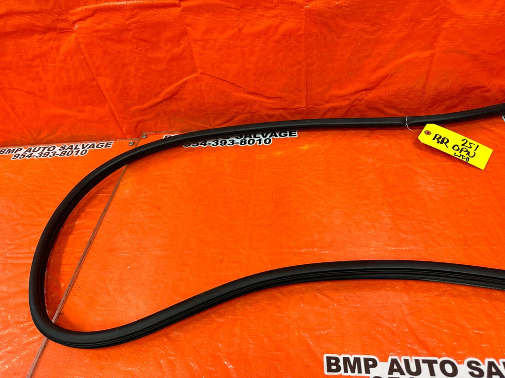08 12 HONDA ACCORD SEDAN CHASSIS TO DOOR OPEN TRIM WEATHER STRIP RIGHT REAR 2514