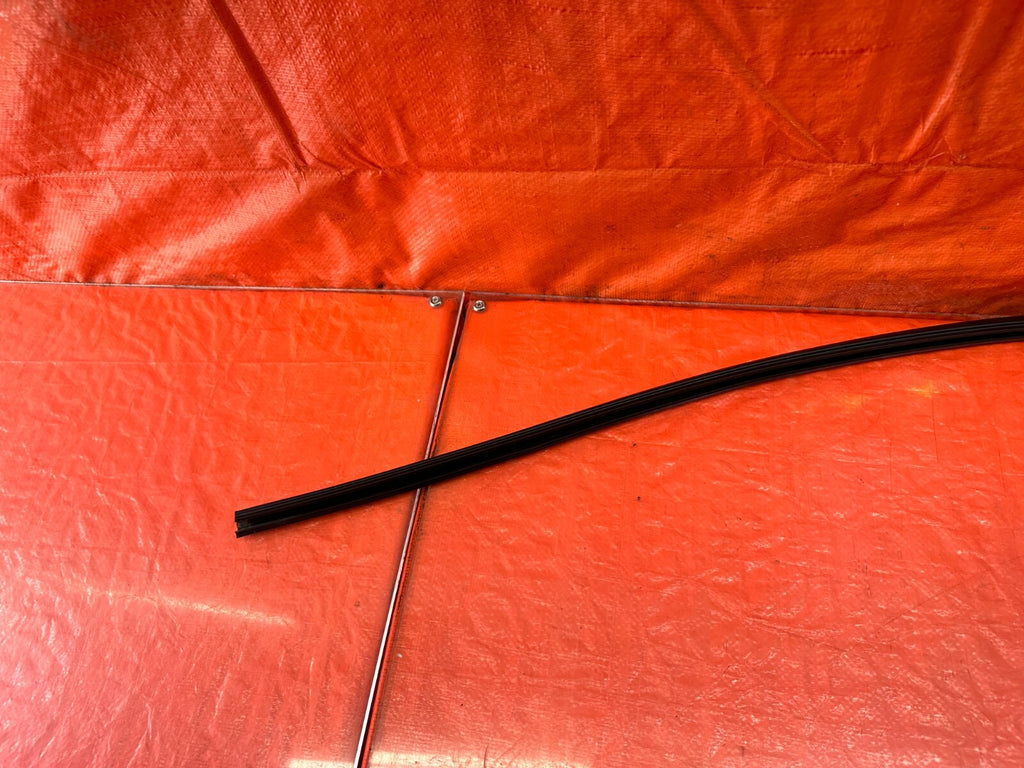 92 95 HONDA CIVIC COUPE & HATCH   RIGHT PASSENGER DOOR GLASS SUB SEAL   OEM #2357