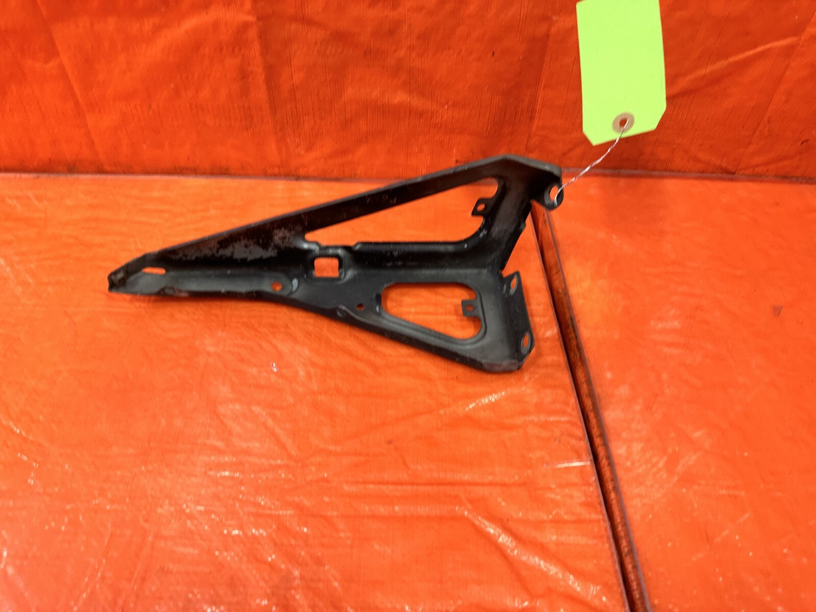 00 09 HONDA S2000 PASSENGER RIGHT TRIANGLE FENDER TO HEADLIGHT BRACKET OEM 2906