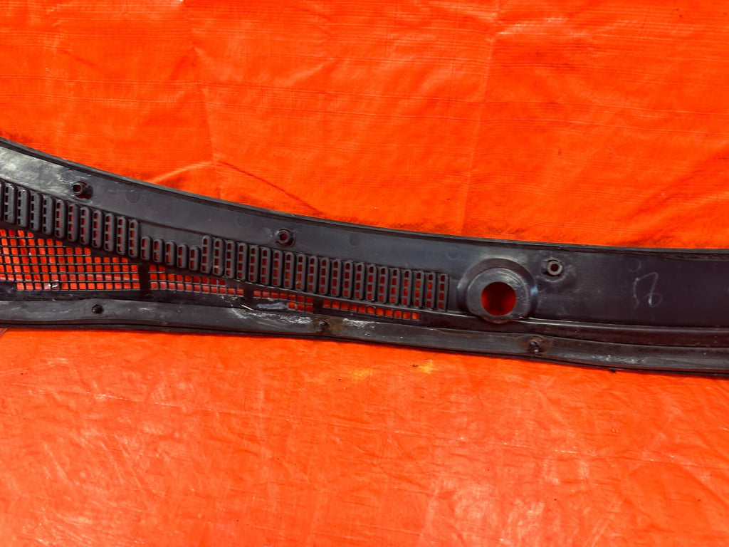88 91 HONDA CRX & CIVIC HATCH   WINDSHIELD WIPER COWL TRIM PLASTIC   OEM #27711