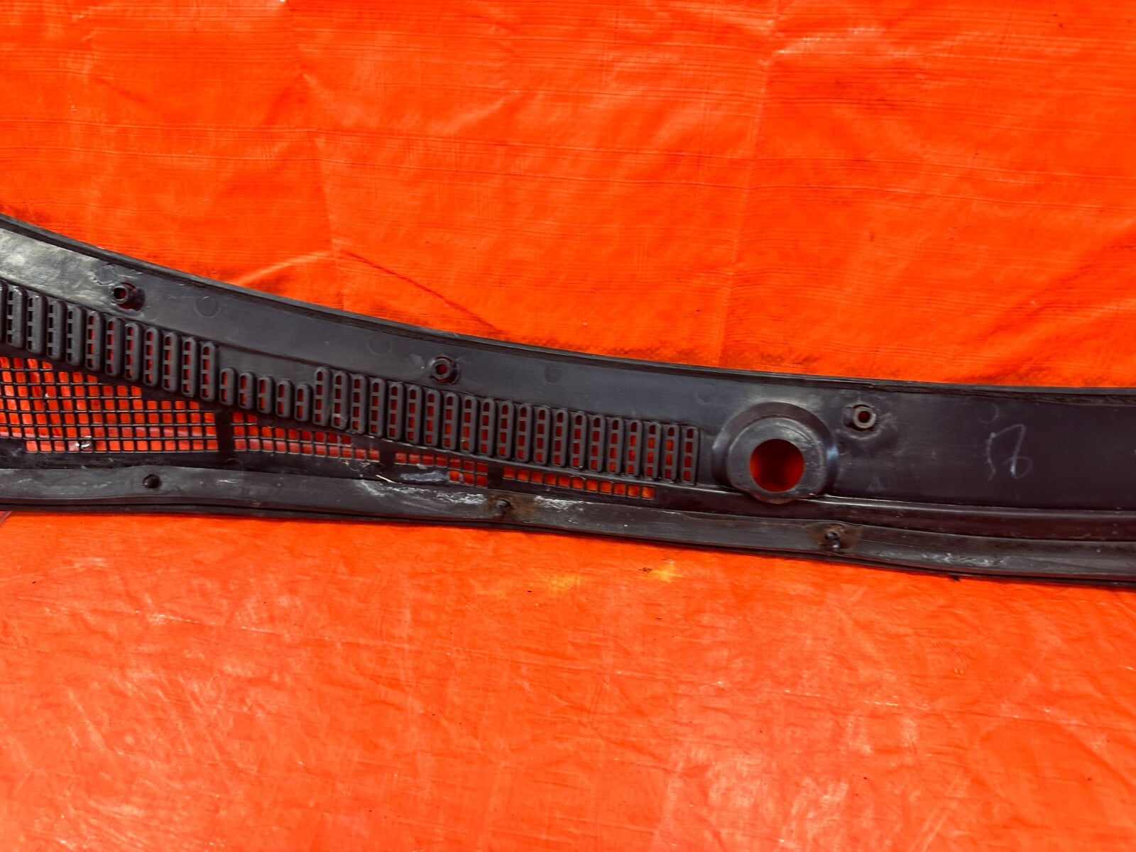 88 91 HONDA CRX & CIVIC HATCH   WINDSHIELD WIPER COWL TRIM PLASTIC   OEM #27711