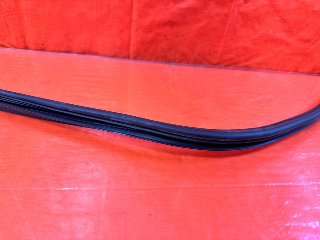 10 16 HYUNDAI GENESIS COUPE   CHASSIS TO DOOR OPEN TRIM RUBBER STRIP RIGHT FRONT7
