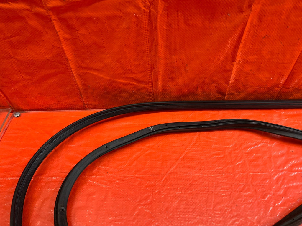 02 05 HONDA CIVIC SI EP3 HATCH   RIGHT   DOOR WEATHER STRIP TRIM SEAL GASKET 21610