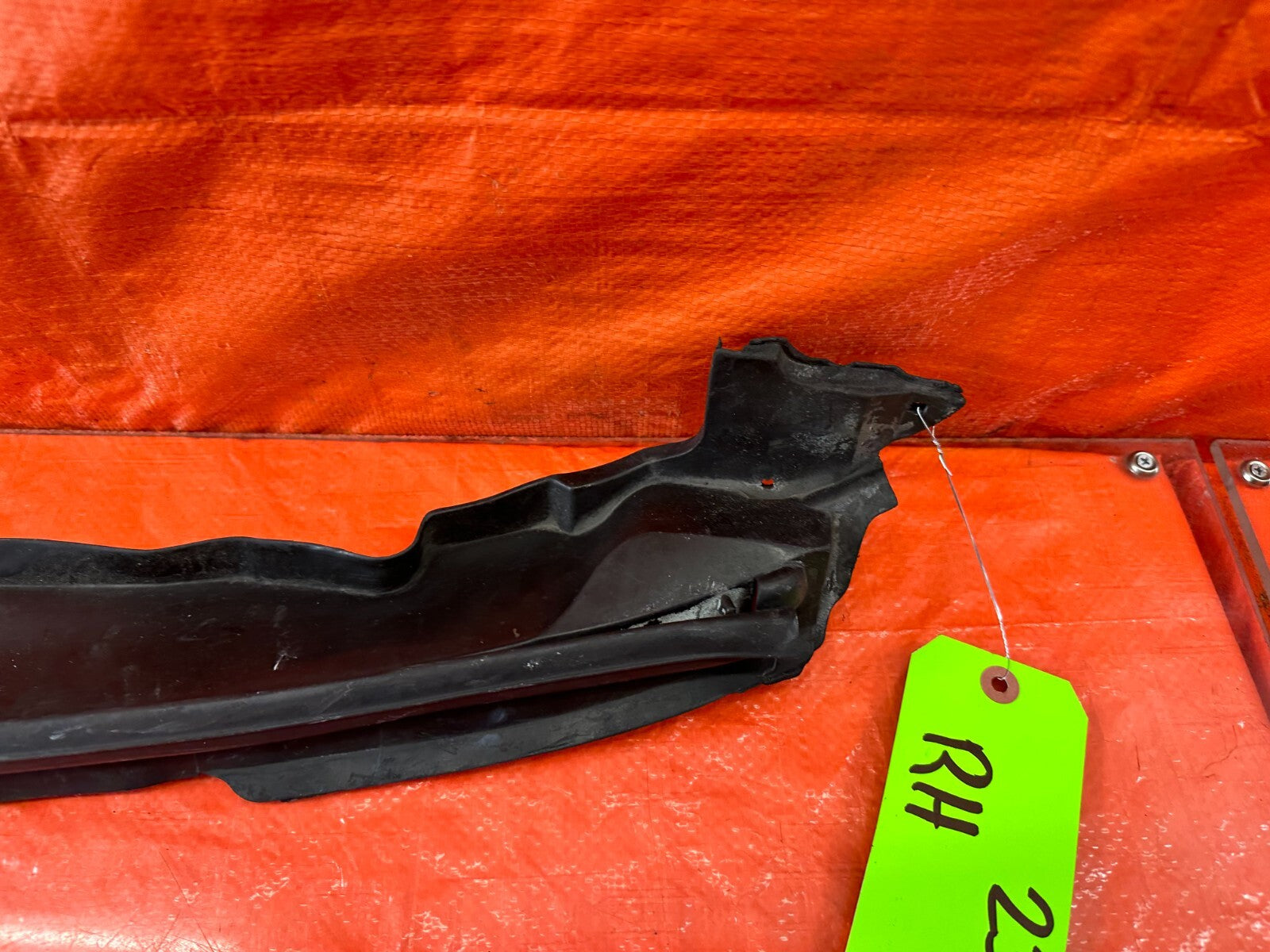 07 13 INFINITI G35 G37 SEDAN   RUBBER FENDER TRIM HOOD SEAL   RIGHT   OEM #2382