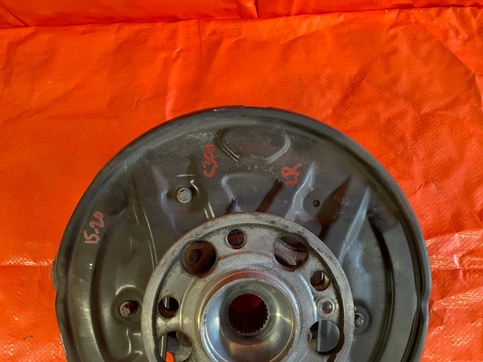 15 20 MERCEDES BENZ C300 W205 4MATIC   DRIVER LEFT REAR SPINDLE KNUCKLE HUB OEM4