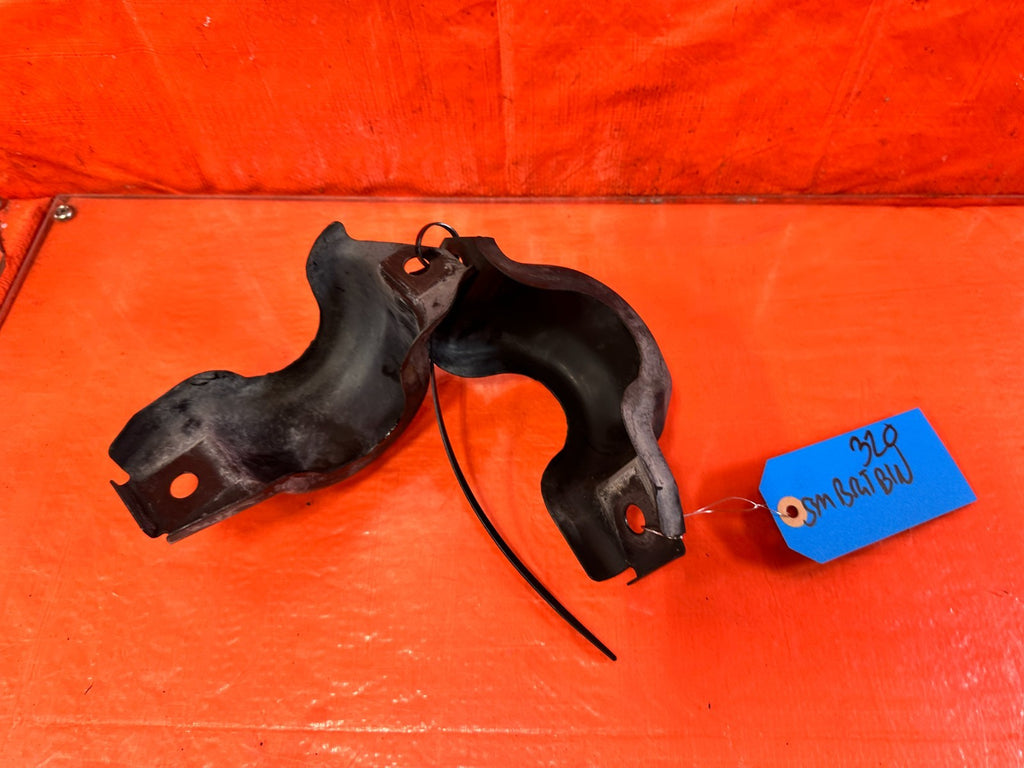 08 15 INFINITI G37 & Q60 LEFT & RIGHT   FRONT LOWER CONTROL ARM BRACKETS OEM 3205