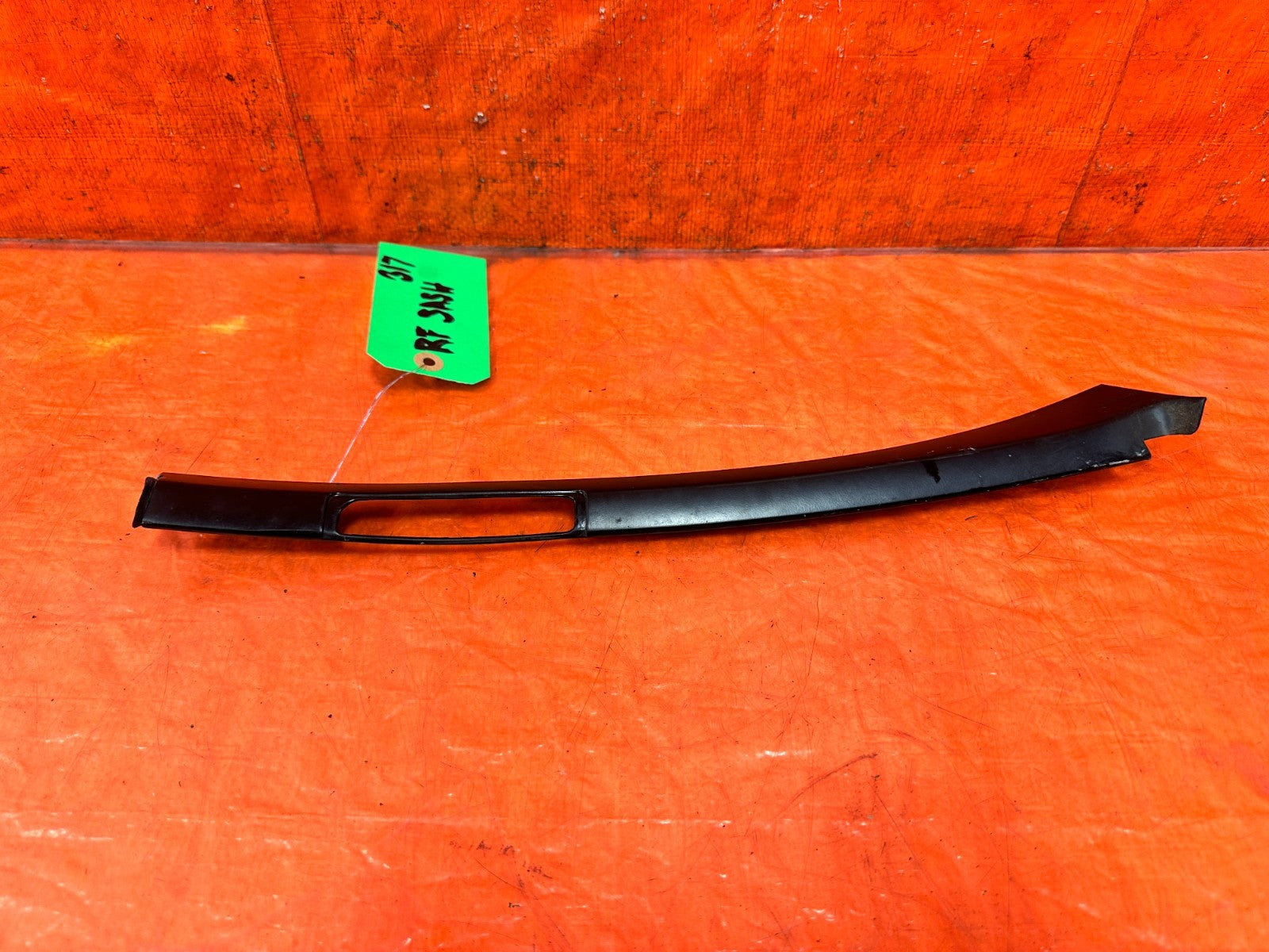 90 91 HONDA CIVIC HATCHBACK RIGHT INNER INSIDE OF THE DOOR SASH BRACKET OEM 3171