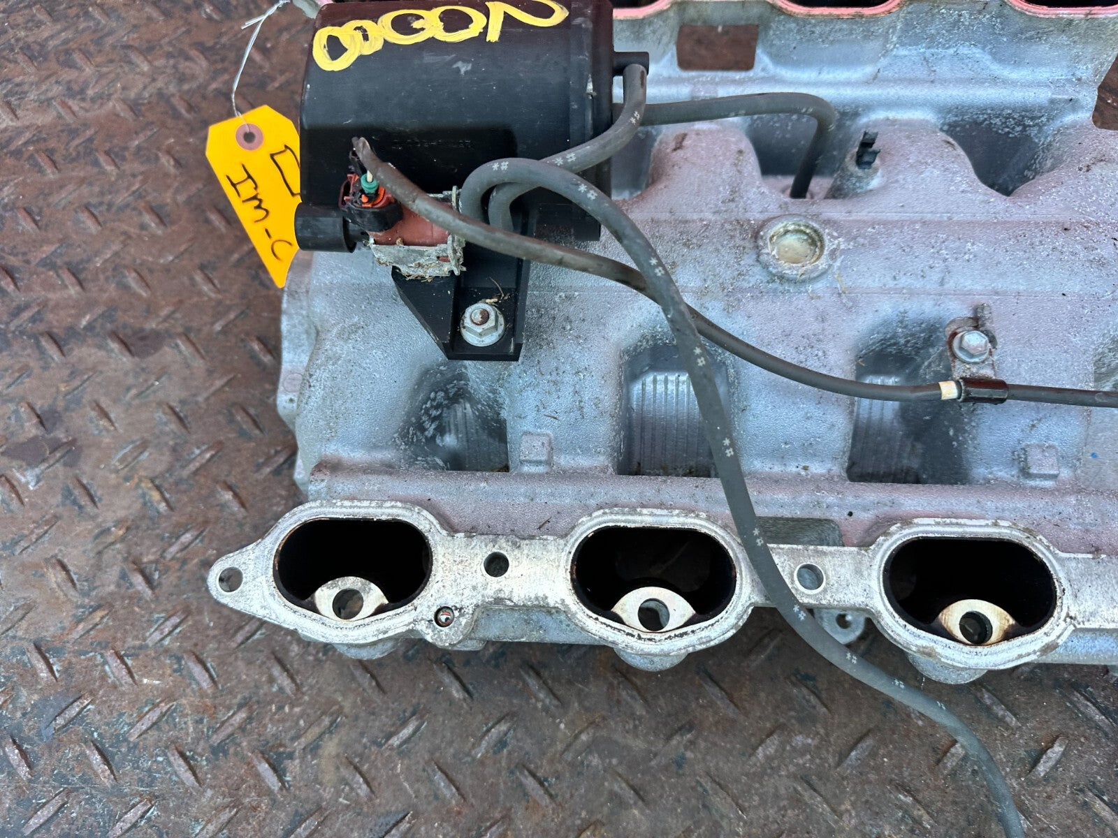 02 10 LEXUS SC430   ATTACHES TO CYLINDER HEAD PORTION   INTAKE MANIFOLD OEM 2888
