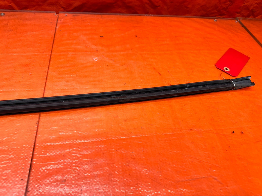 94 01 ACURA INTEGRA COUPE RIGHT PASSENGER DOOR UPPER GLASS WEATHERSTRIP #33114