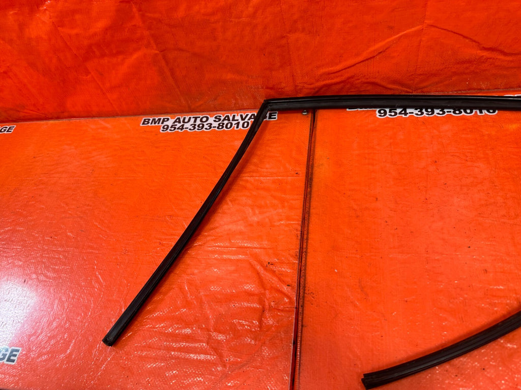 06 11 CIVIC 4D SEDAN   PASSENGER RIGHT REAR WEATHER STRIP RUN CHANNEL OEM #2607