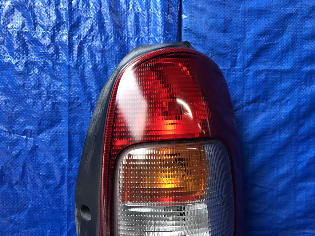 OEM 2000 2001 2002 2003 CHEVROLET SILHOUETTE PASSENGER RIGHT TAIL LIGHT 104066124