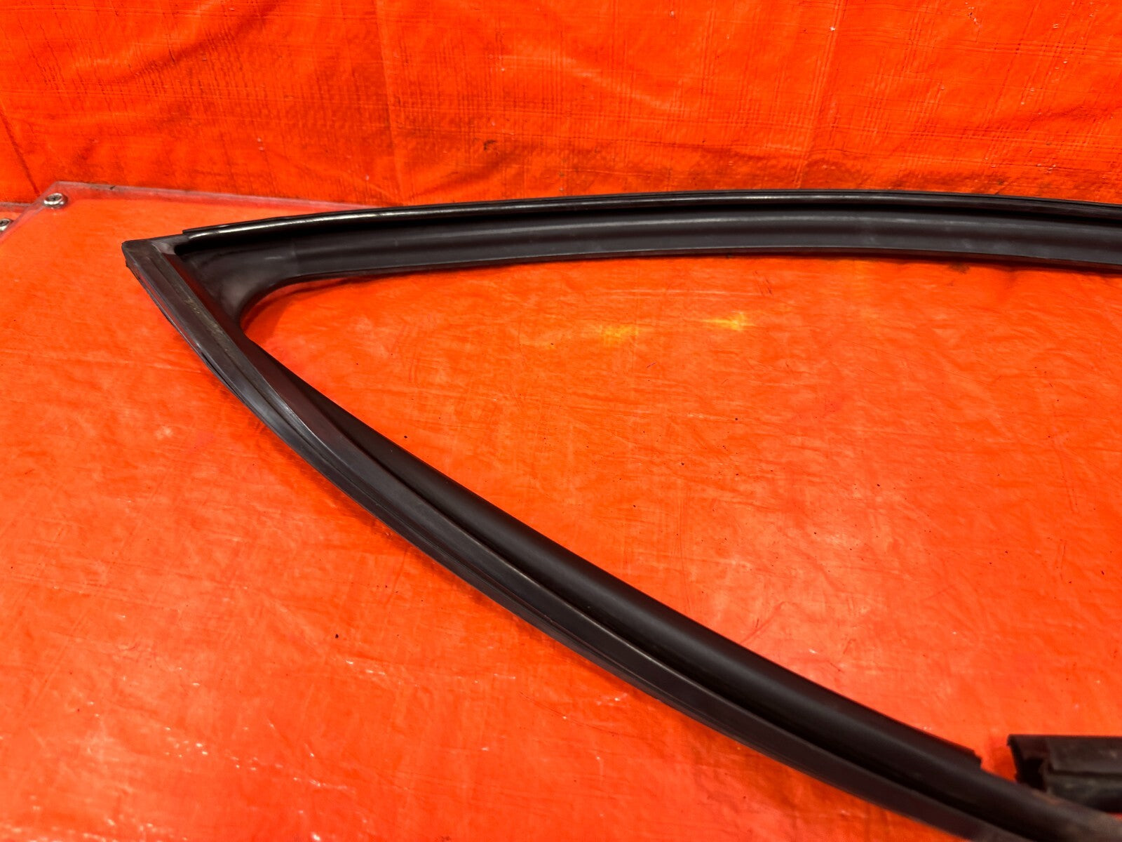 04 08 ACURA TSX   PASSENGER RIGHT FRONT WINDOW GLASS RUN CHANNEL   OEM #2914
