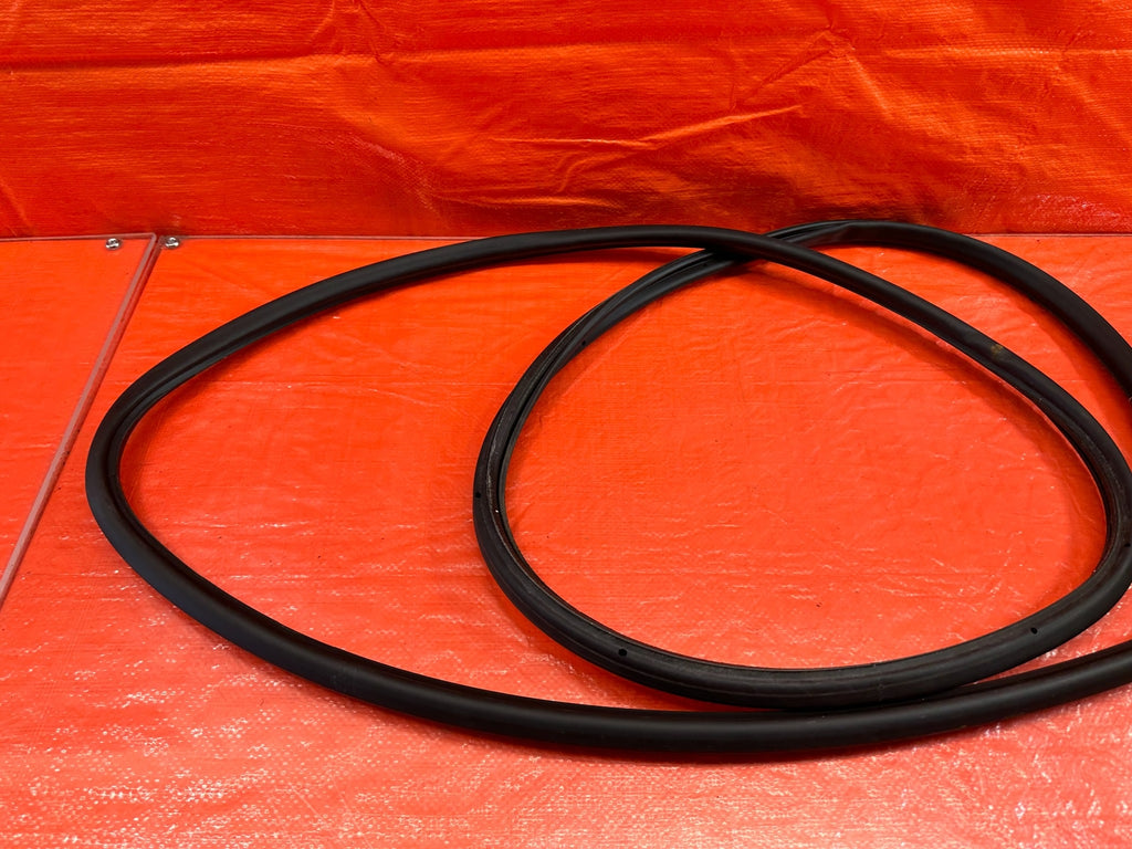 10 16 PORSCHE PANAMERA   DRIVER LEFT REAR DOOR WEATHER STRIP RUBBER   OEM #658