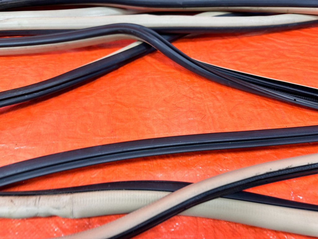 04 08 ACURA TSX   CHASSIS TO DOOR OPEN TRIM WEATHER STRIP SET FRONT REAR TAN 29111