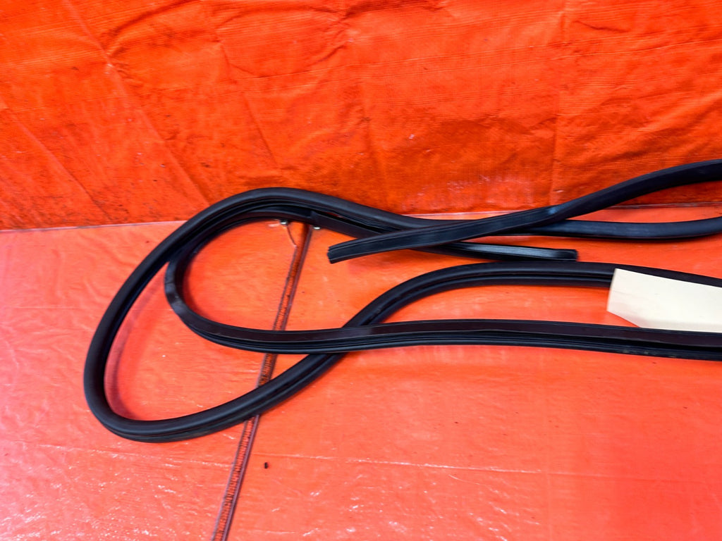 HYUNDAI GENESIS COUPE   CHASSIS TO DOOR OPEN TRIM WEATHER STRIP LEFT RIGHT 32611