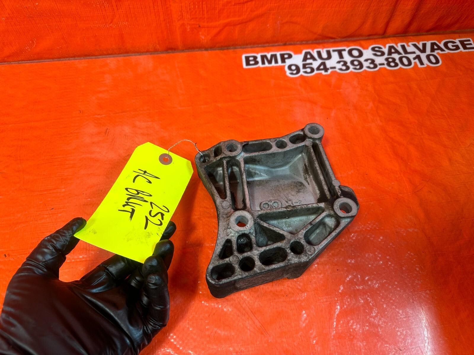 97 01 HONDA PRELUDE   HVAC AIR CONDITIONING AC COMPRESSOR PUMP BRACKET   OEM 2527