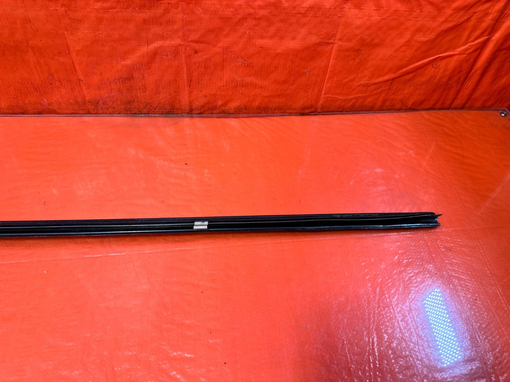 90 91 HONDA CIVIC HATCHBACK   RIGHT EXTERIOR WINDOW GLASS TRIM   OEM 3256