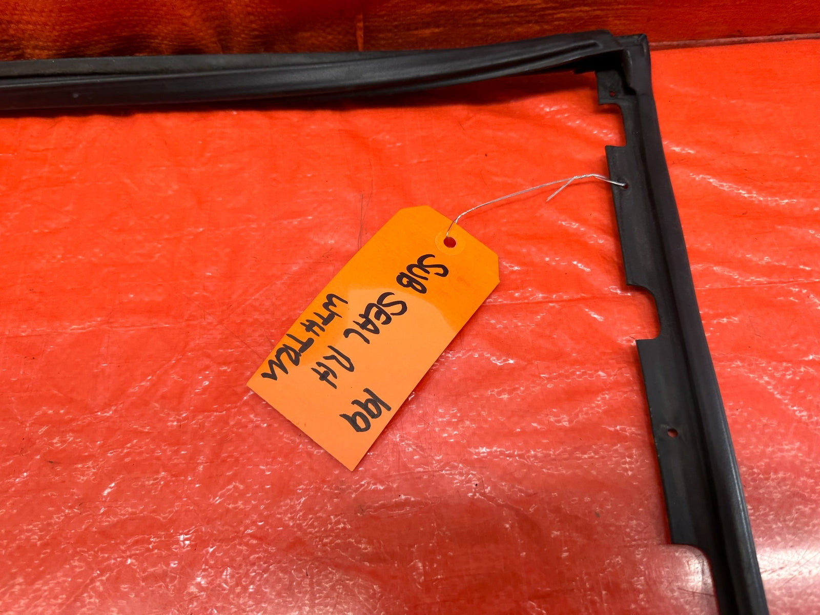 92 95 HONDA CIVIC COUPE & HATCH   RIGHT PASSENGER DOOR GLASS SUB SEAL   OEM #19910
