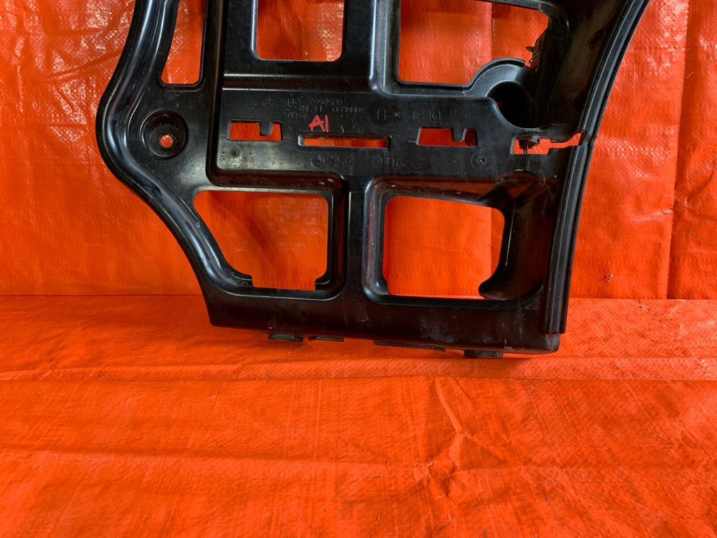 OEM 2007 BMW 335Xi 335i AWD SEDAN PASSENGER RIGHT REAR BUMPER BRACKET MOUNT3