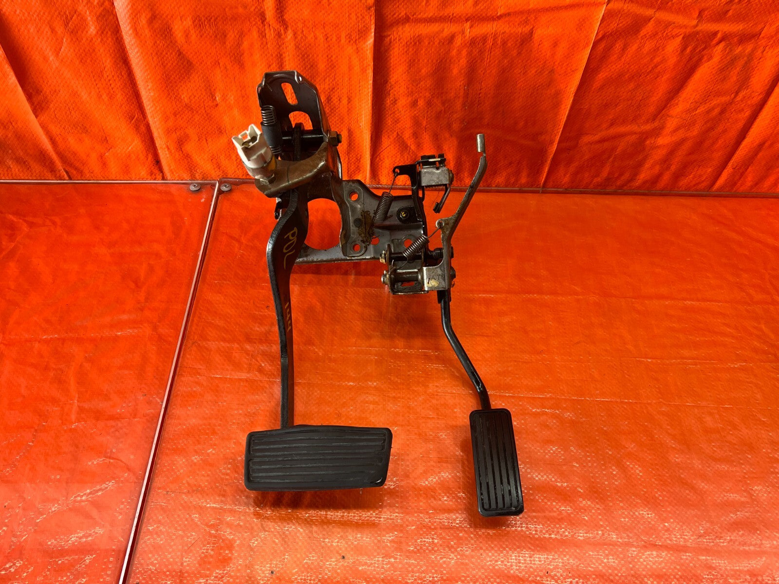 94 01 ACURA INTEGRA   AUTOMATIC TRANSMISSION MODEL   GAS AND BRAKE PEDAL OEM 1440