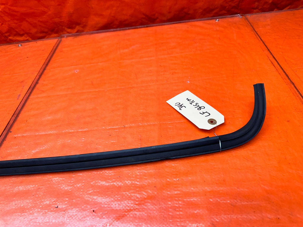 94-01 ACURA INTEGRA 4D SEDAN LEFT DRIVER WINDSHIELD WEATHERSTRIP SEAL #3408