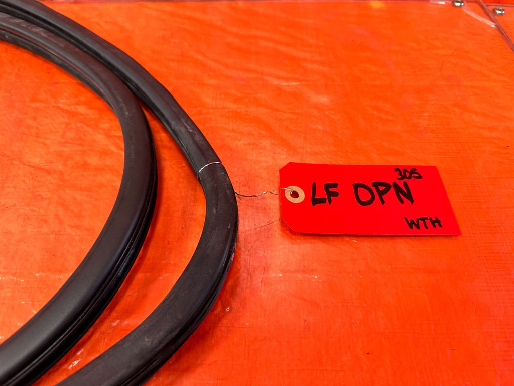 09 14 ACURA TSX   PASSENGER RIGHT FRONT DOOR TO CHASSIS OPEN TRIM SEAL OEM 3051