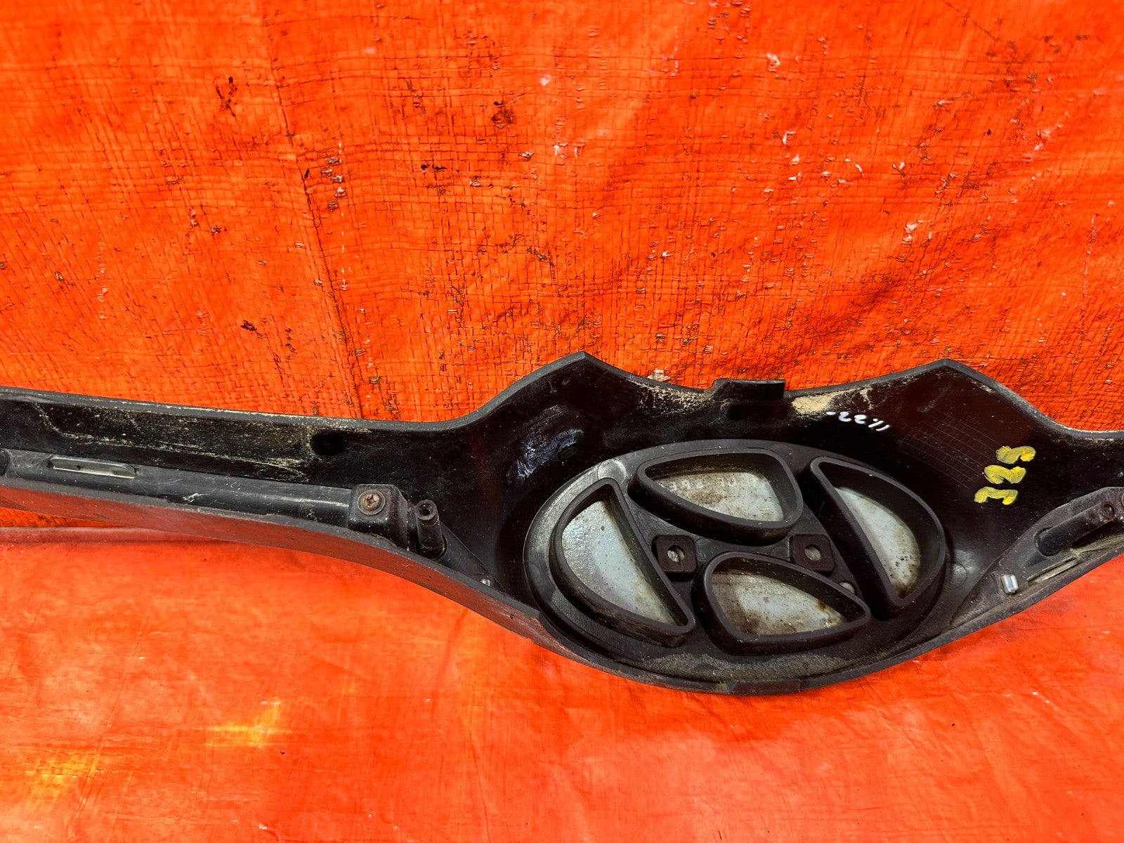 13 16 HYUNDAI GENESIS COUPE   FRONT GRILLE W/ TRIM   OEM #32511