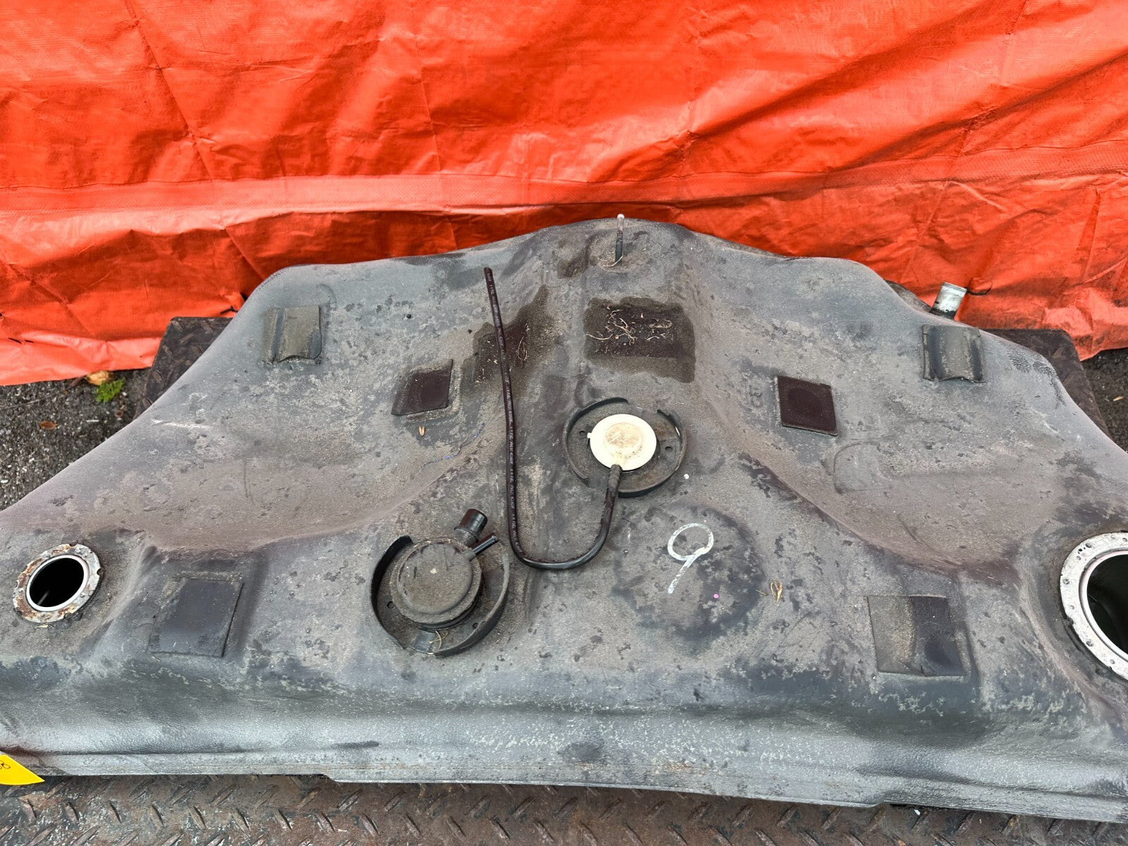02 05 LEXUS SC430   GASOLINE GAS FUEL TANK ASSEMBLY   FL CAR   NO RUST   OEM 2885