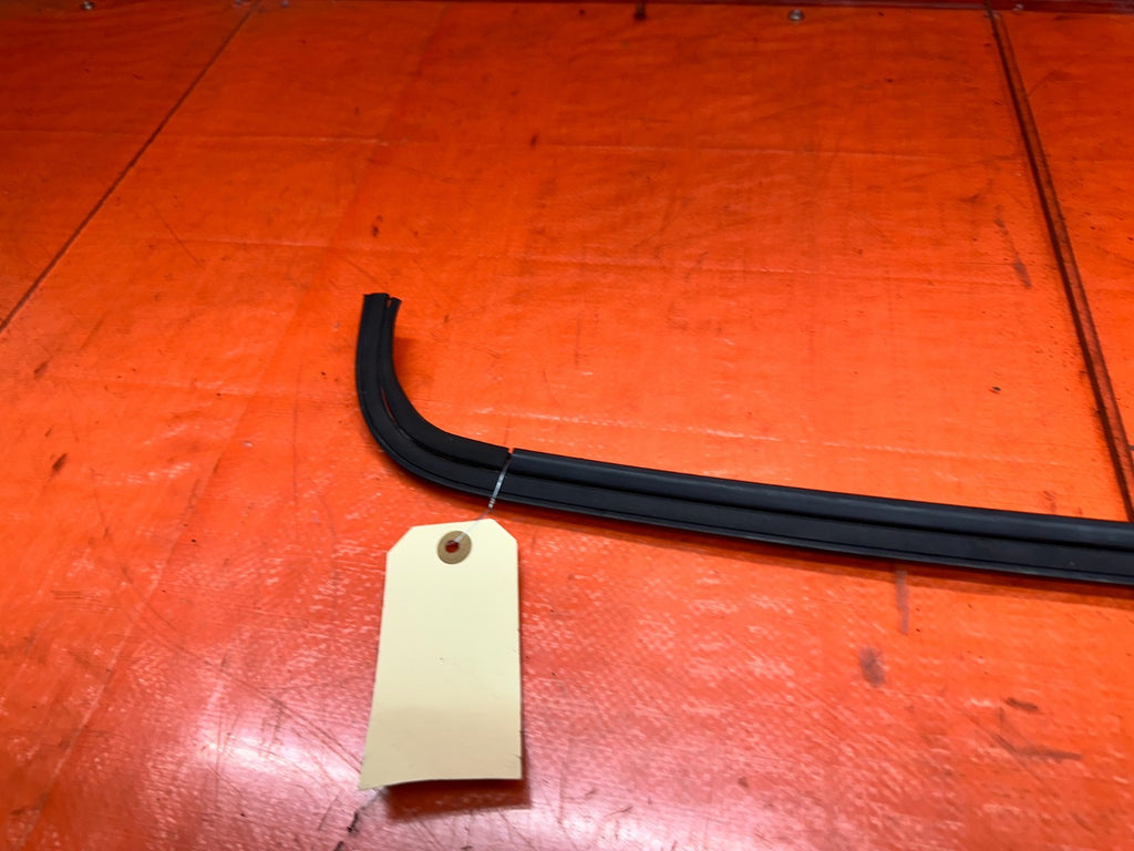94-01 ACURA INTEGRA 4D SEDAN RIGHT PASSENGER WINDSHIELD WEATHERSTRIP OEM #34011
