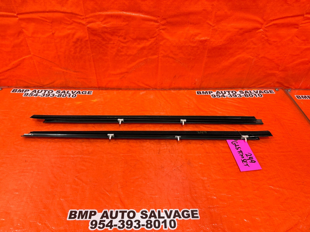 95 00 TOYOTA TACOMA   FRONT LEFT & RIGHT EXTERIOR WINDOW GLASS TRIM   OEM #2498