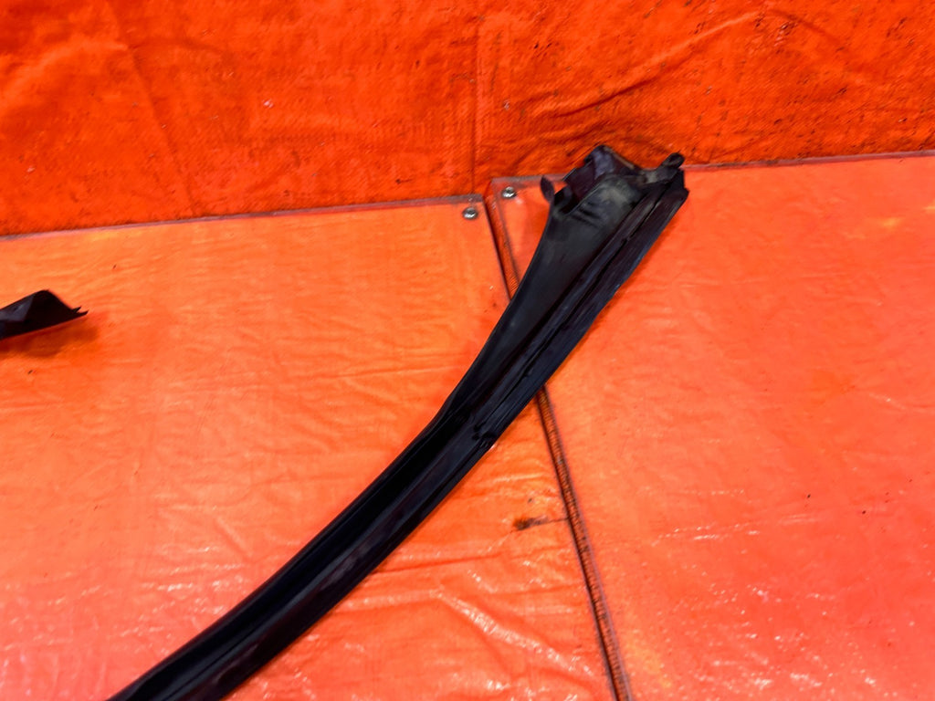 10 16 HYUNDAI GENESIS COUPE   RIGHT DOOR UPPER WEATHER STRIP SEAL OEM #32610