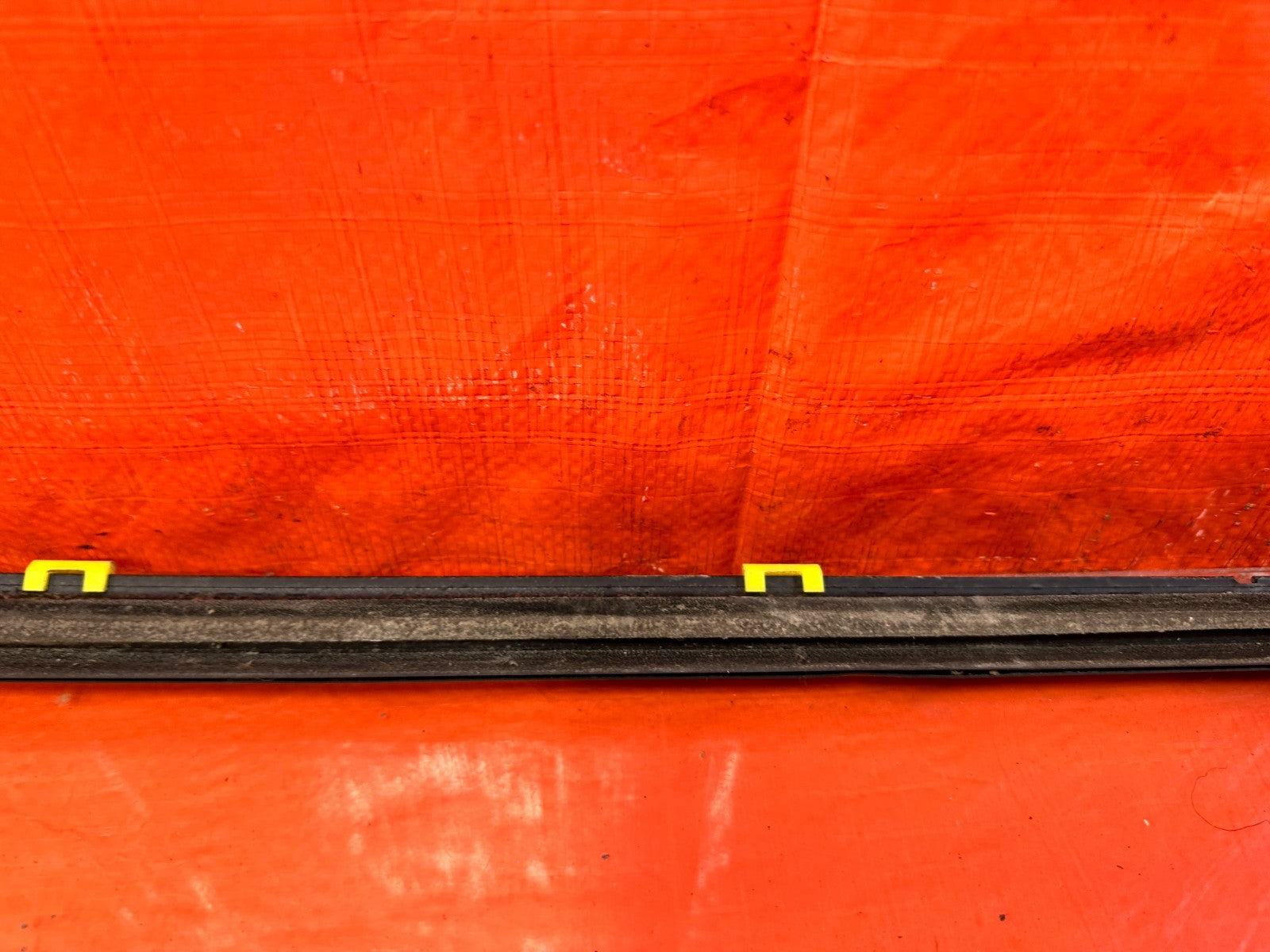 10 16 HYUNDAI GENESIS COUPE   PASSENGER RIGHT EXTERIOR WINDOW GLASS TRIM OEM 2997