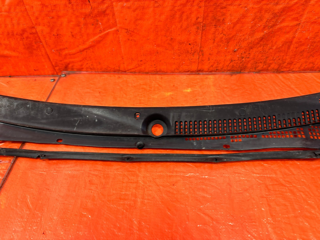90 91 HONDA CIVIC HATCHBACK   WINDSHIELD WIPER COWL TRIM PLASTIC   OEM 3175