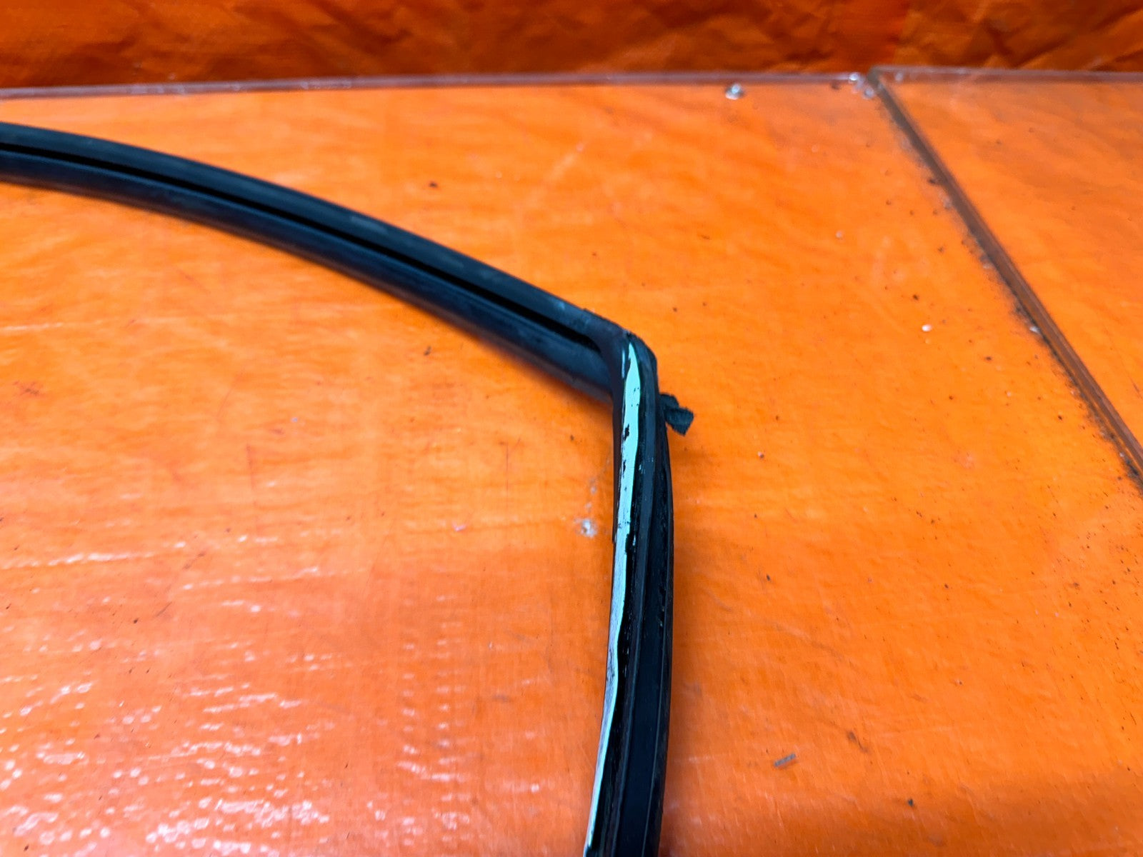 92 95 HONDA CIVIC 2D   PASSENGER RIGHT DOOR WINDOW RUN CHANNEL SEAL   OEM #3336
